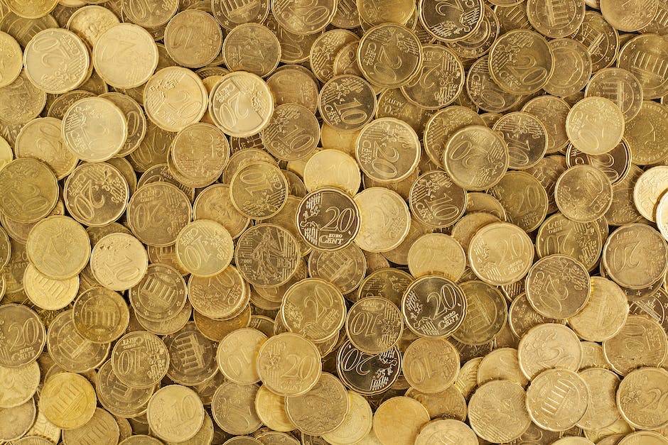 A pile of coins increasing in size to demonstrate the growth of wealth through compound interest.