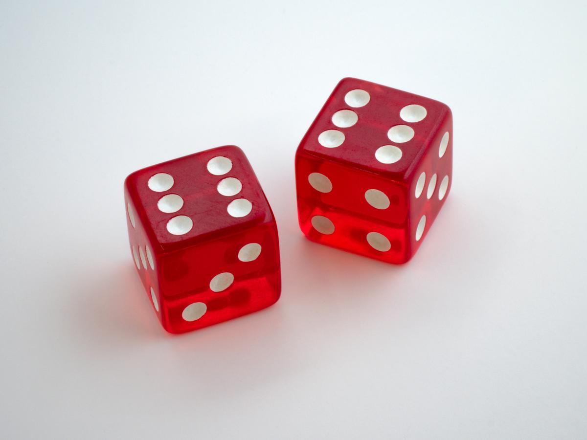 A dice with the numbers one to six showing symptom of the Gambler's Fallacy: There are no 'hot' or 'cold' numbers; each roll of the die is an independent random event.
