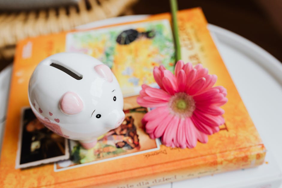 An image of a calculator and a piggy bank illustrating the importance of choosing the right retirement account and investment strategy.