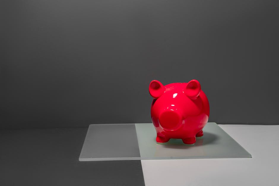 A picture of a piggy bank with glasses and a graduation cap, representing the idea of saving for retirement with a Roth IRA